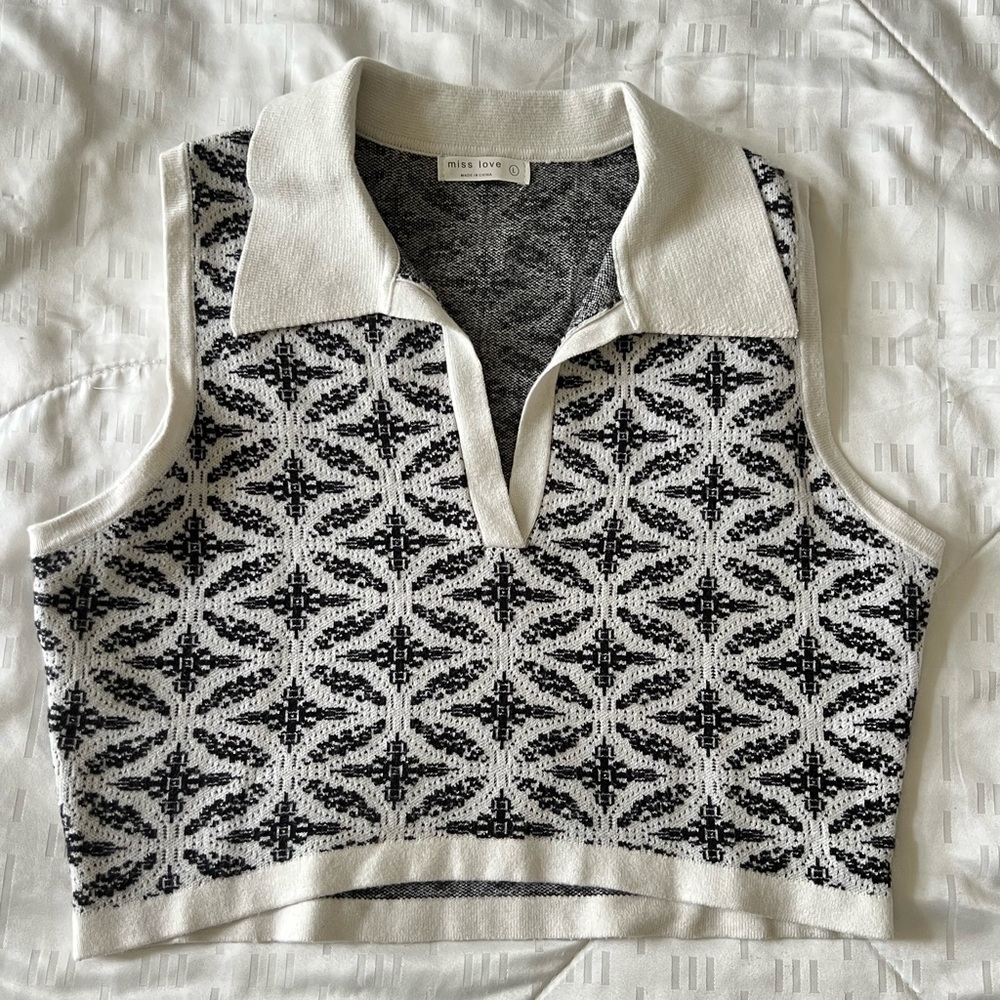 Miss Love V-Neck Cropped Sweater Vest in Black and White